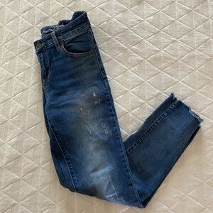 Universal Thread 0/25 straight distressed blue jeans